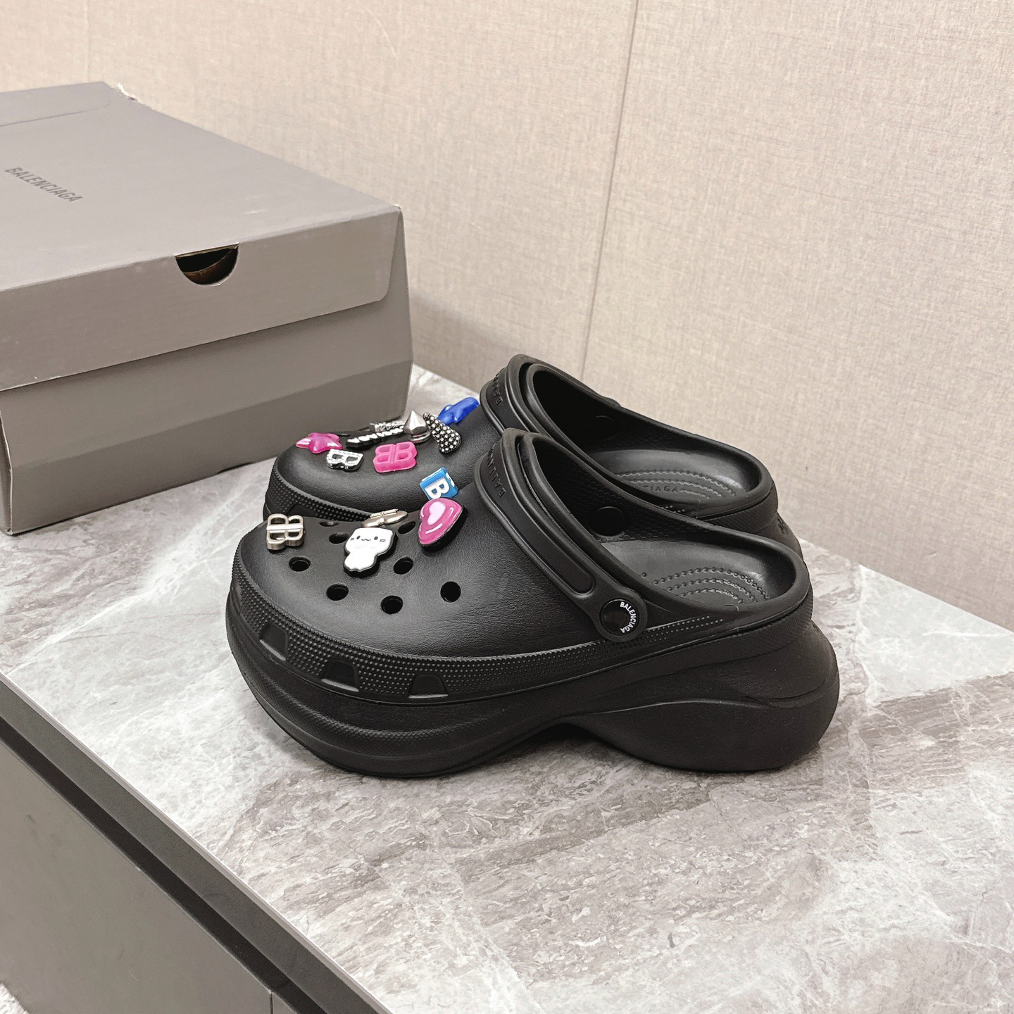 [Balenciaga] 발렌시아가 여성 크록스™ 지비츠™ 뮬 -2color
