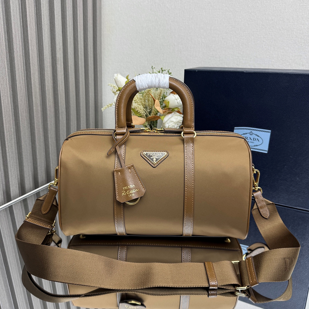 [Prada] 프라다 리에디션 1978 미디엄 리나일론 및 사피아노 가죽 탑 핸들 백