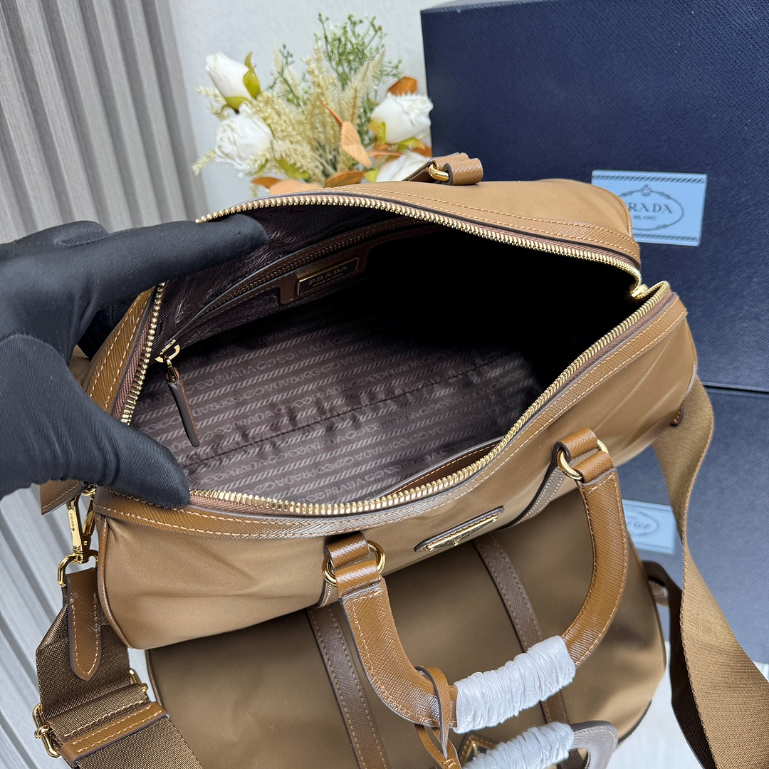 [Prada] 프라다 리에디션 1978 미디엄 리나일론 및 사피아노 가죽 탑 핸들 백
