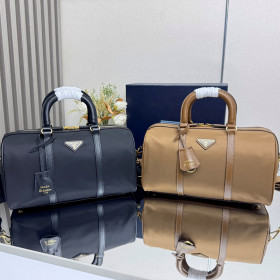 [Prada] 프라다 리에디션 1978 미디엄 리나일론 및 사피아노 가죽 탑 핸들 백