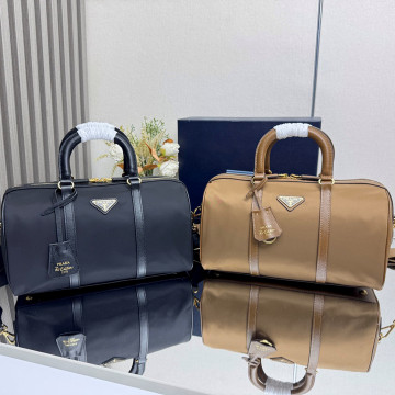 [Prada] 프라다 리에디션 1978 미디엄 리나일론 및 사피아노 가죽 탑 핸들 백