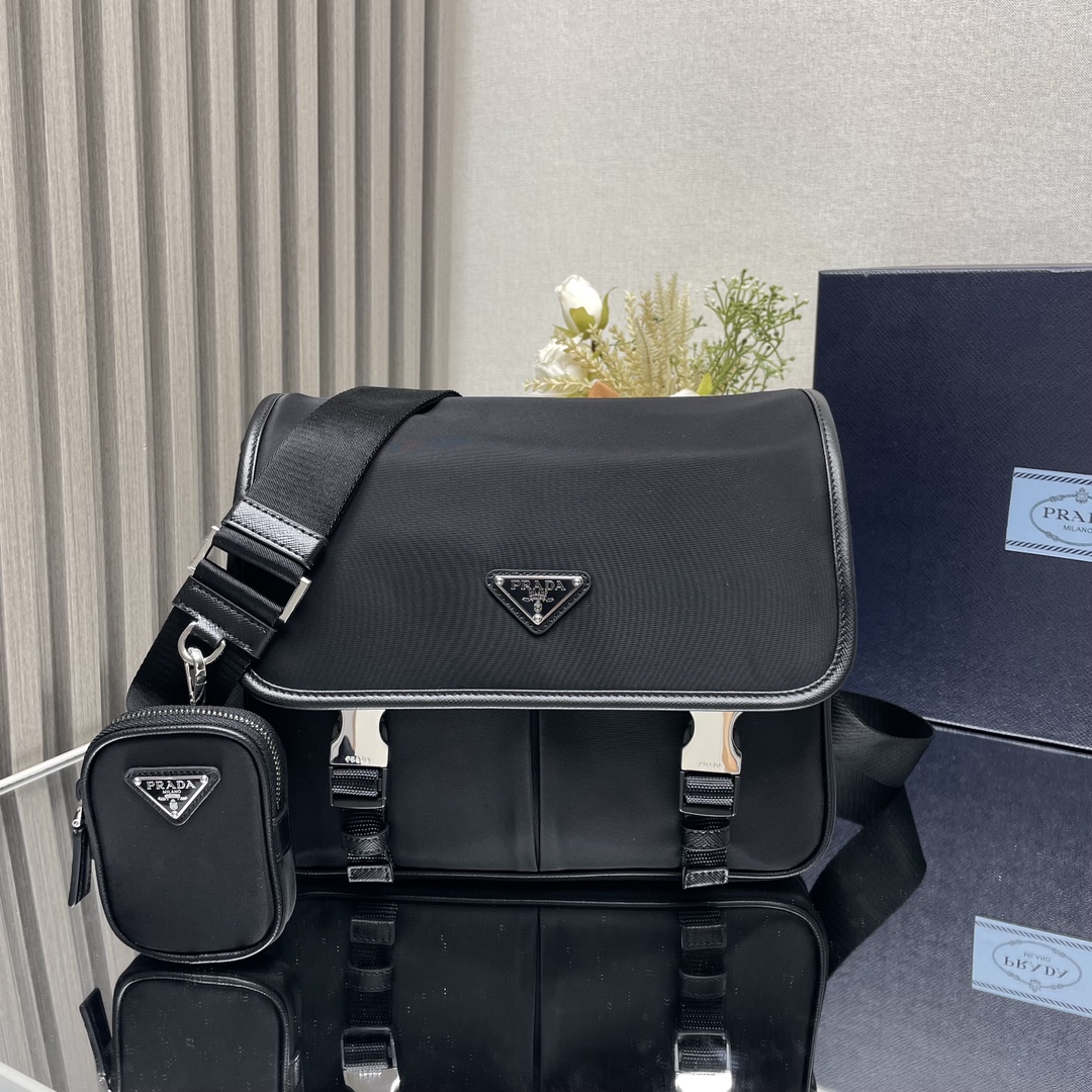 [Prada] 프라다 리나일론 및 사피아노 가죽 숄더백 (미디움/라지)