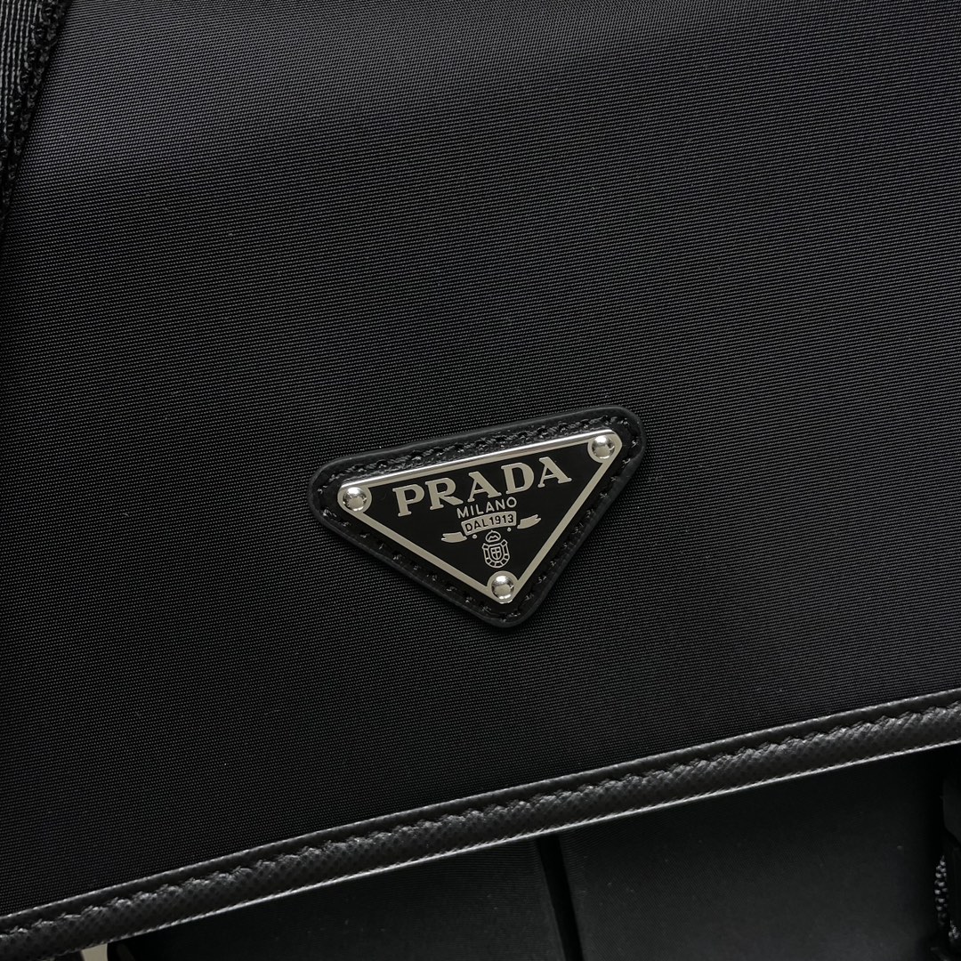 [Prada] 프라다 리나일론 및 사피아노 가죽 숄더백 (미디움/라지)
