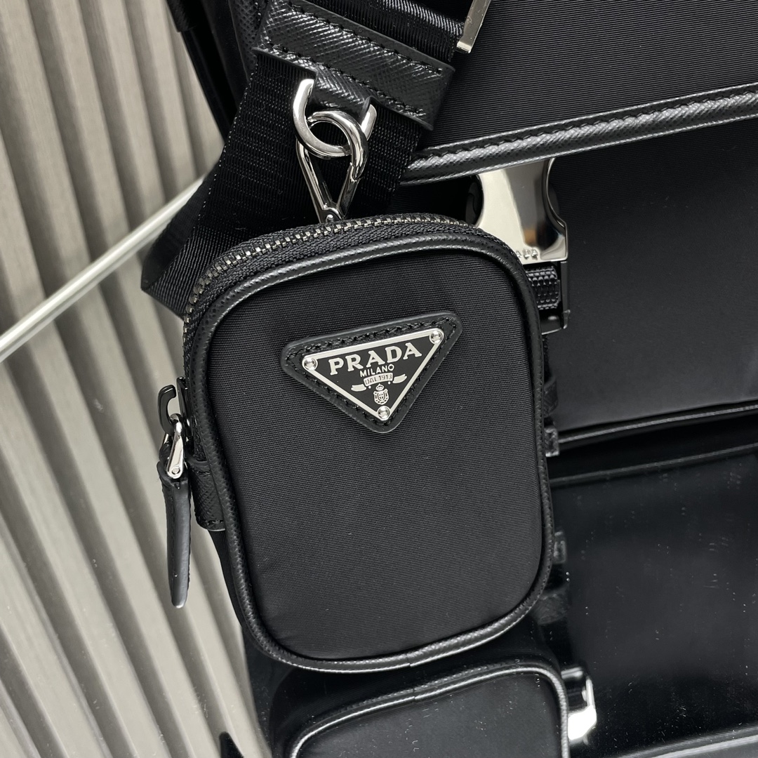 [Prada] 프라다 리나일론 및 사피아노 가죽 숄더백 (미디움/라지)