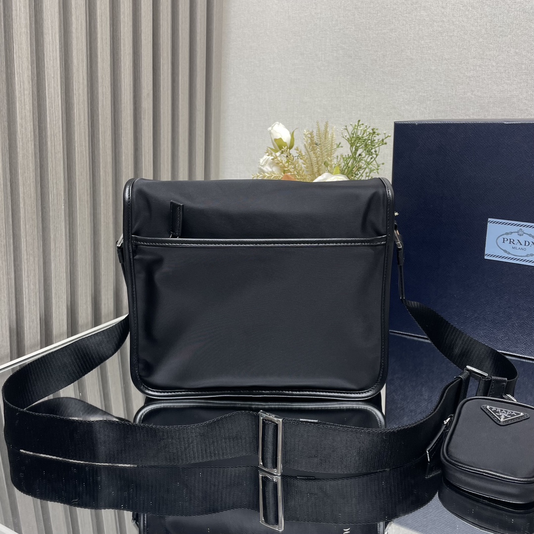 [Prada] 프라다 리나일론 및 사피아노 가죽 숄더백 (미디움/라지)