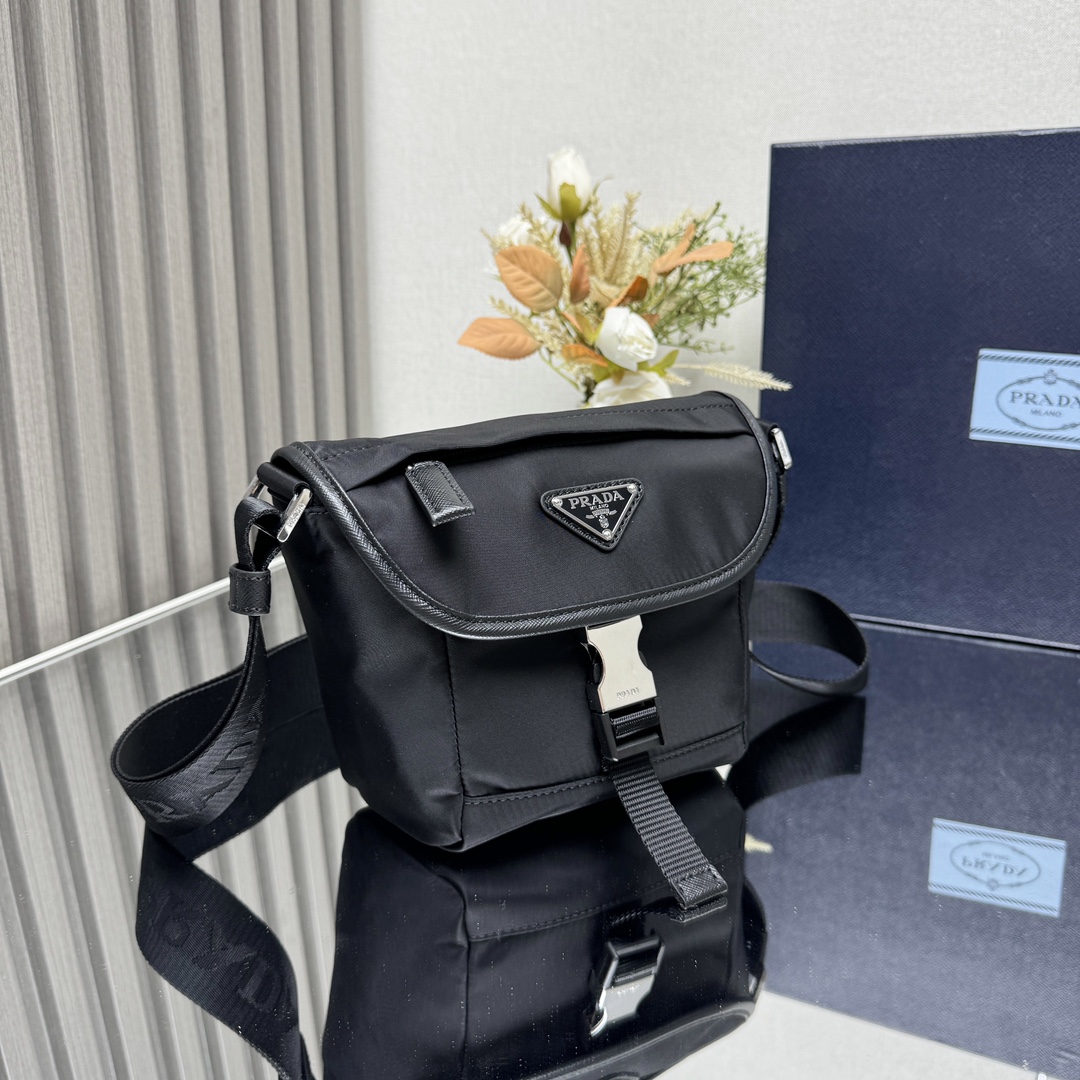 [Prada] 프라다 리나일론 및 사피아노 가죽 숄더백 - 3Color