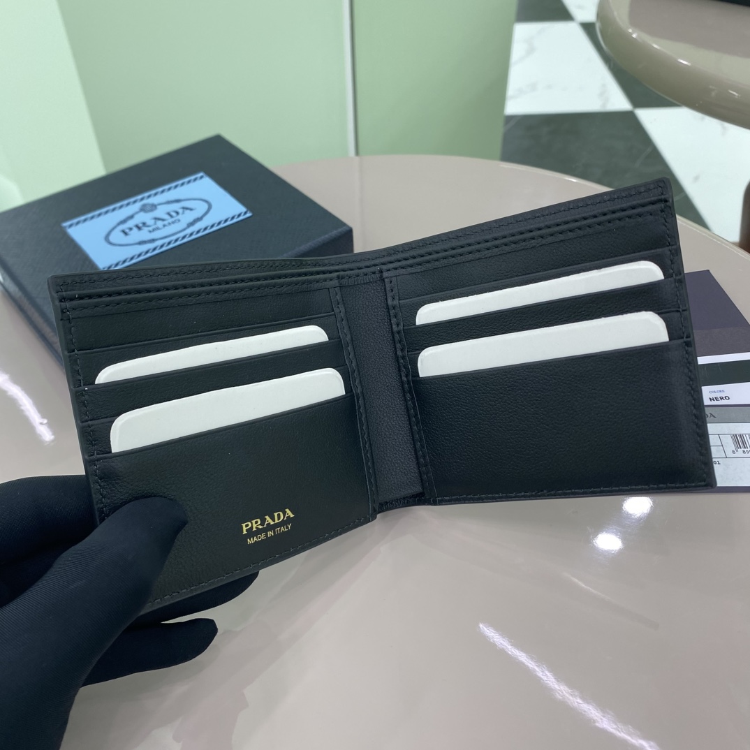 [PRADA] 프라다 핫 스탬프 레터링 로고 반지갑