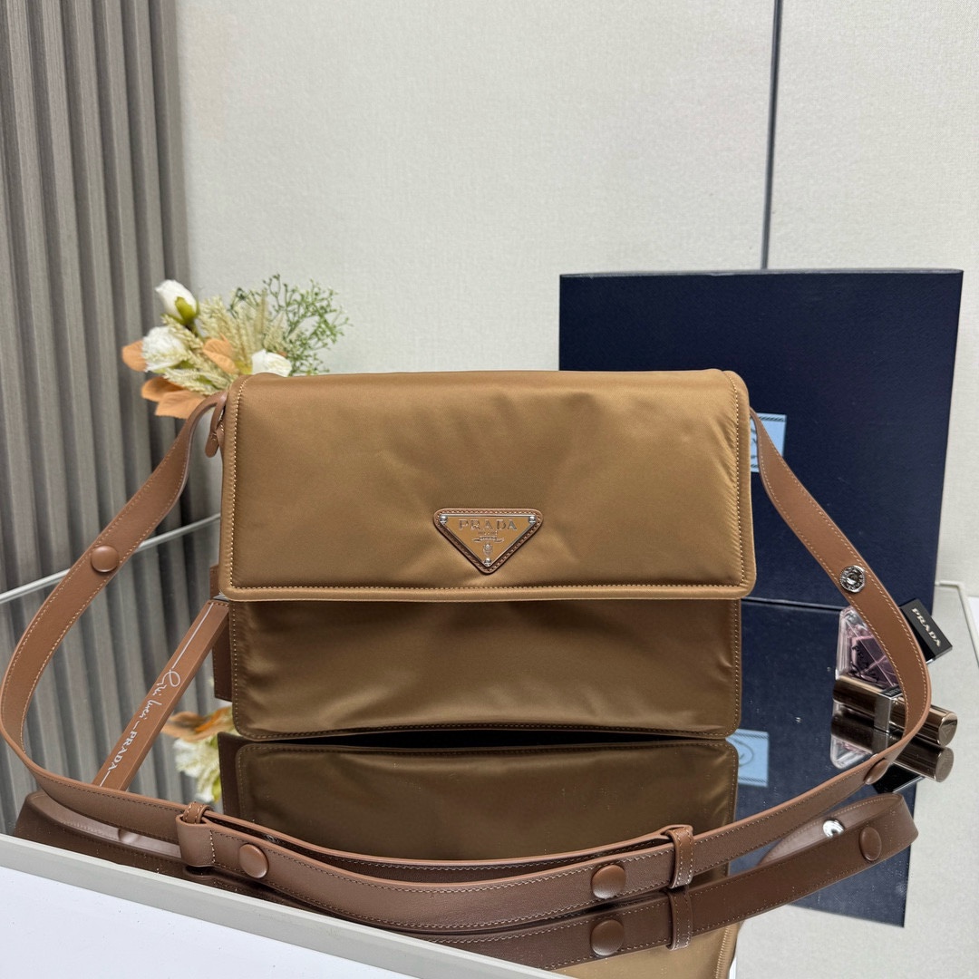 [PRADA] 프라다 미디움 패딩 리나일론 숄더백