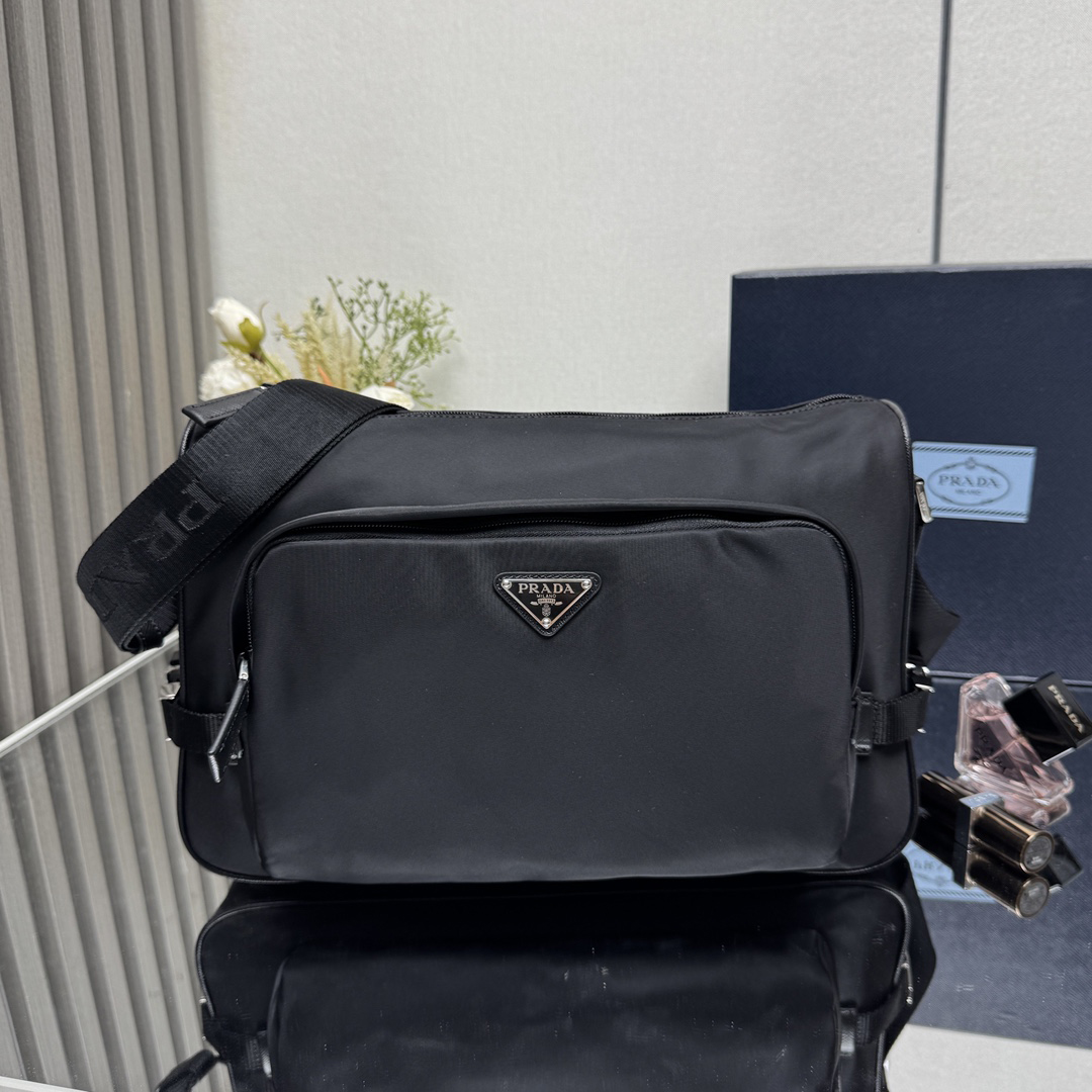 [PRADA] 프라다 라지 리나일론 및 사피아노 가죽 숄더백