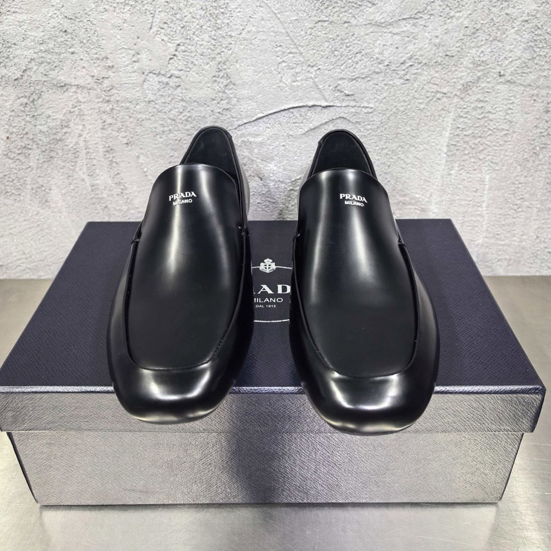 [PRADA] 프라다 로고 인서트 브러쉬드 레더 로퍼