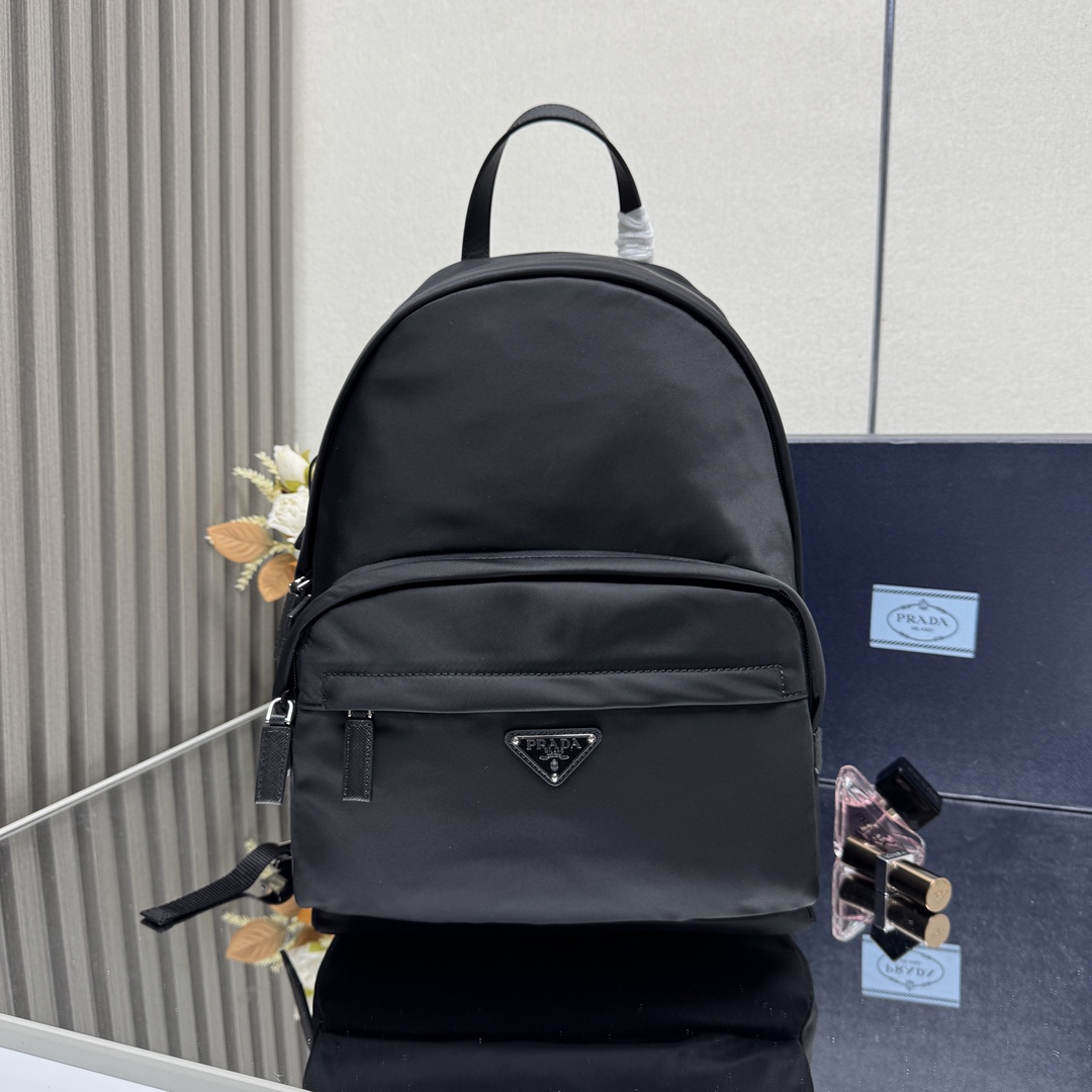 [PRADA] 프라다 Re-Nylon 사피아노 트라이앵글 로고 레더 백팩