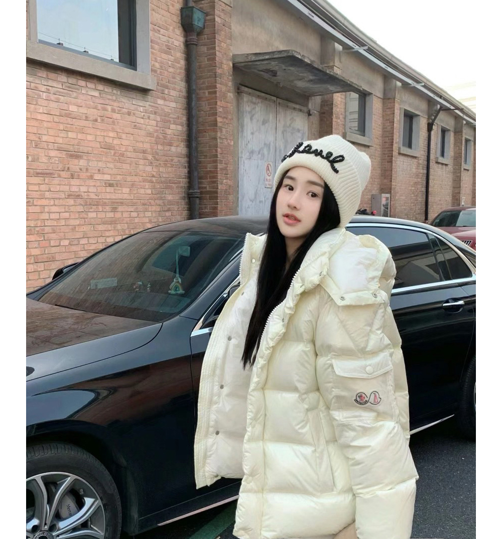 패딩 모델 착용 이미지-S22L13